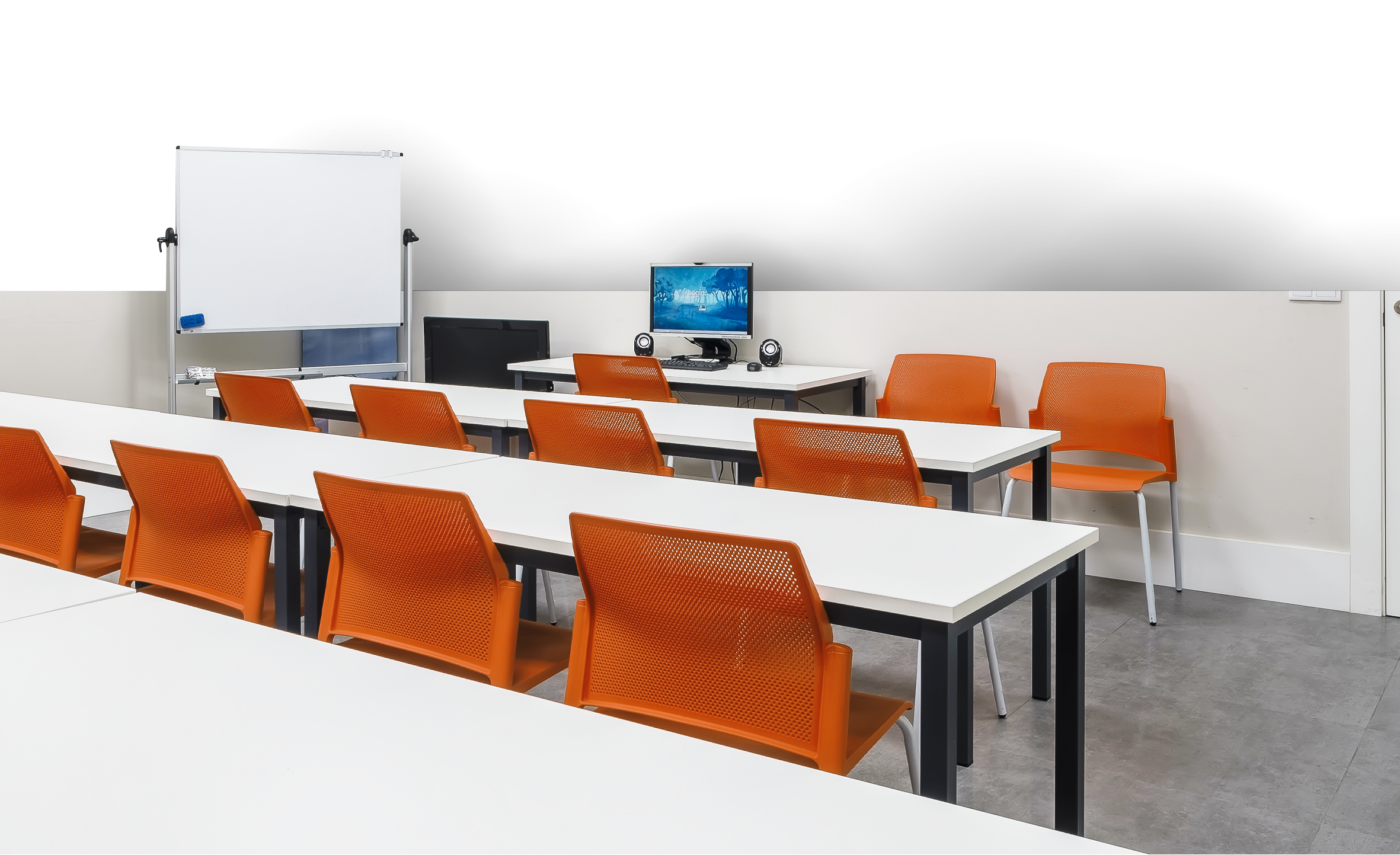 Aula de formación Aliauto con mesas y sillas naranjas