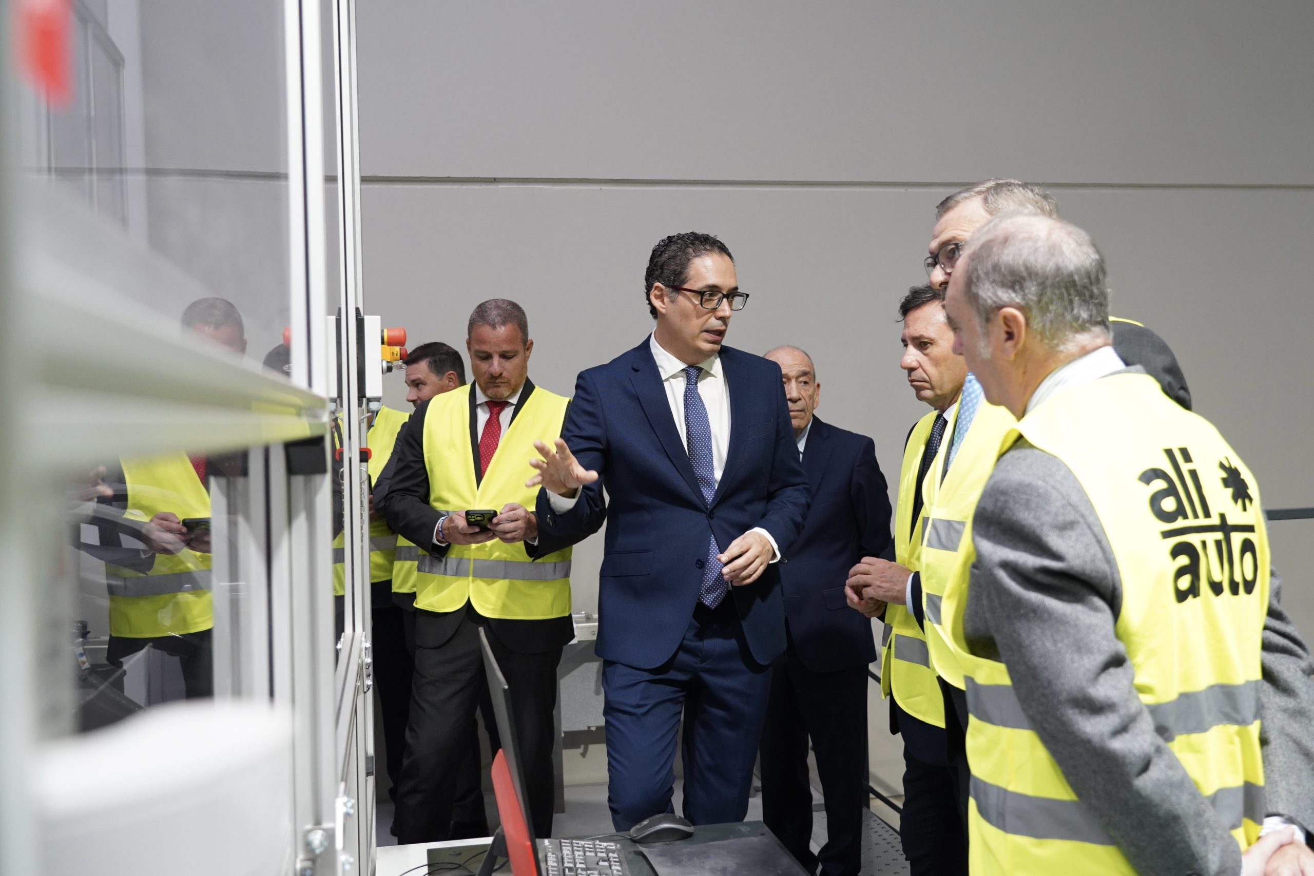 Asistentes al acto de inauguración de Aliauto